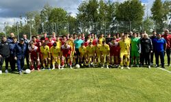  Die Mannschaften der ersten Begegnung zwischen Hessen (rot) und der Emilia-Romagna (gelb).