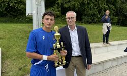  Abteilungsleiter Jens-Uwe Münker vom Hessischen Ministerium für Familie, Senioren, Sport, Gesundheit und Pflege überreicht den Siegerpokal an den Spielführer der Emilia-Romagna.