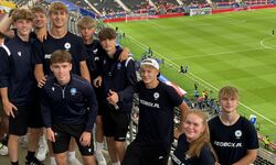  Die Spieler mit Physiotherapeutin vor dem EM-Spiel Dänemark – England in der Frankfurter Arena.