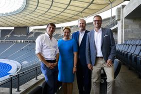 Birger Schmidt (Lernort Stadion e.V.), Dr. Franziska Giffey (Bundesfamilienministerium), Ingo 
Schiller (Hertha BSC) und Stefan Kiefer (DFL Stiftung, v.l.). Foto: DFL-Stiftung