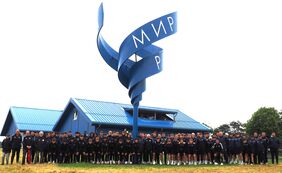 Mannschaftsfoto mit den internationalen Jugend-Fußballteams an der Friedensspirale vor dem Haus auf der Grenze auf Point Alpha. Alle Fotos: Point-Alpha-Stiftung