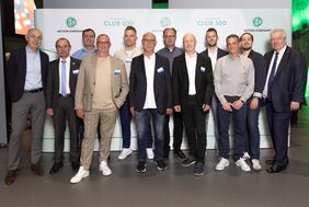 Hessische Club 100 Mitglieder mit DFB-Präsident Bernd Neuendorf und DFB-Vizepräsident Peter Frymuth; Bildquelle: Getty