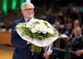 Fritz Keller nahm die Glückwünsche zur Wahl als DFB-Präsident entgegen. Foto: getty images