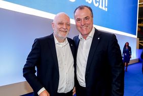 Dirk Metz (re.) bei der Mitgliederversammlung des FC Schalke gemeinsam mit dem wiedergewählten Aufsichtsratsvorsitzenden Clemens Tönnies. Foto: Karsten Rabas/Schalke 04