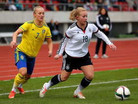 Madeline Gier führt den Ball vor Ihrer schwedischen Kontrahentin. Foto: getty images