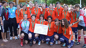 Feine Leistung: Die U 15-Mädchen des Hessischen Fußball-Verbandes holen beim DFB-Länderpokal die Silbermedaille. Foto: Rüdiger Zinsel
