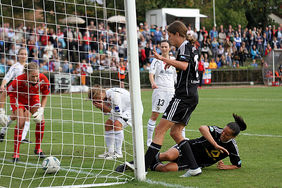 Der Ball ist hinter der Linie. Jessica Landström (FFC Frankfurt) hat zum 3:0 für den DFB-Pokalsieger und dreifachen UEFA-Cup-Gewinner getroffen. Entsetzen bei den Spielerinnen von Stabaek Futball (weiße Spielkleidung). Foto: Peter Hartenfelser